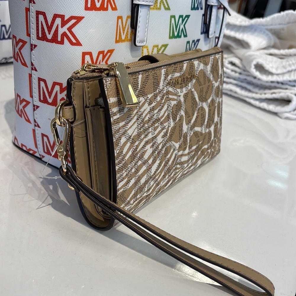 MICHAEL KORS LARGE DOUBLE ZIP WRISTLET WALLET PHONE CASE CLUTCH 
Camel Multi - Picture 3 of 16